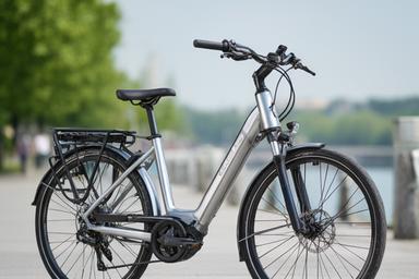 Bicicleta elétrica urbana junto à marginal do Seixal, com quadro baixo e portas-bagagem