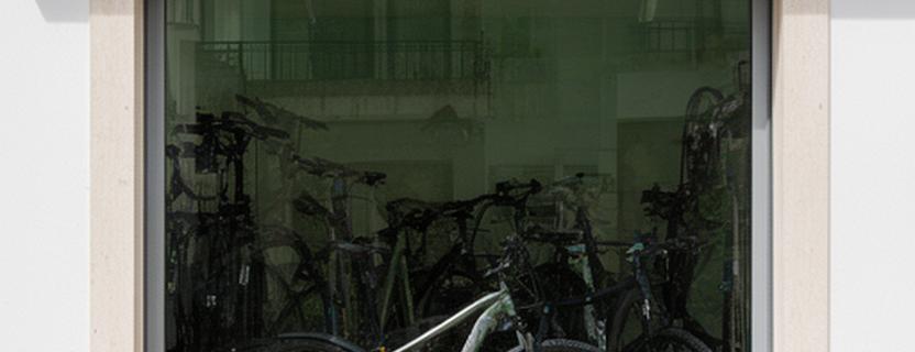 Fachada da loja em Seixal com montra ampla e bicicletas expostas